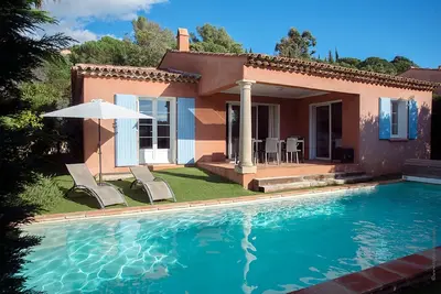 Image de Villa avec piscine, seulement 1 km. de la mer