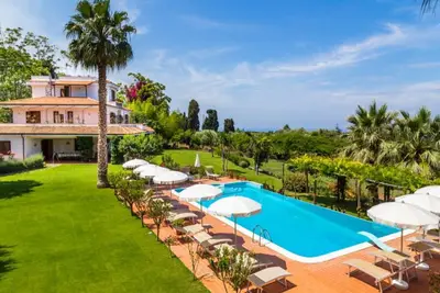 Image de Captivante villa à Ricadi avec piscine