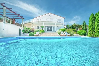 Image de Spacieuse villa individuelle avec piscine