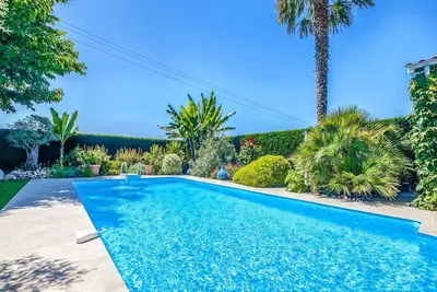 Image de Maison de vacances moderne avec piscine