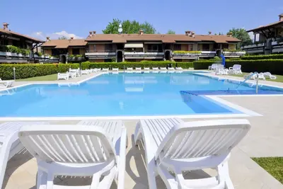 Image de Grande villa aux couleurs vives avec 3 appartements séparés