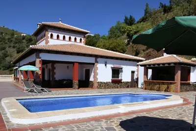 Image de Villa spacieuse avec jacuzzi à Sayalonga