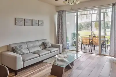 Image de Tours de golf gratuits! Unique en son genre au 1er étage 2 ch + den au Lely Golf Resort