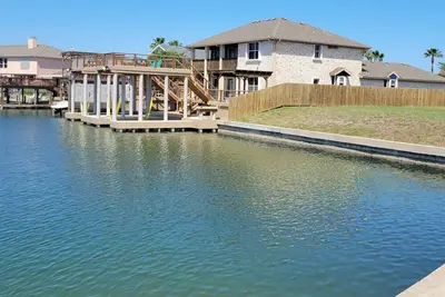 Image de Maison au bord de l'eau avec canal au quai et stationnement supplémentaire!