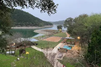 Image de Lakefront * Lake Travis + Piscine / HotTub + Sand Vball + Kayaks + Dock + Cuisine extérieure + 4 acres