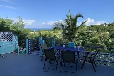 Image de Bel appartement de style loft avec vue sur l'océan et le pont expansif