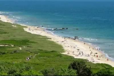 Image de Martha's Vineyard Cozy Getaway près de la pittoresque plage de Philbin