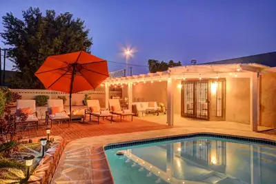 Image de ** Superbe maison luxueuse avec piscine à 2 mètres du Strip! ! **