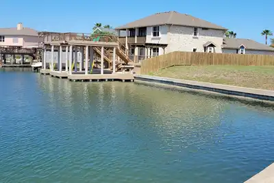 Image de Maison au bord de l'eau avec un quai et un parking supplémentaire!