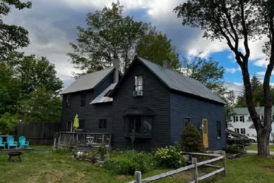 Image de Quintessential New Englander avec bain à remous, vue sur la montagne, propreté éclatante, chiens