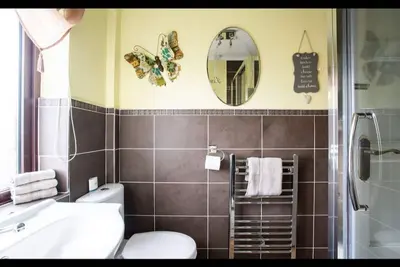 Image de Fabuleuse maison de 2 chambres avec tout ce dont vous pourriez avoir besoin pour un merveilleux séjour à Belfast.