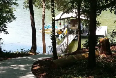 Image de Lake House, Ă 15 min de Clemson, WiFi, Priv. Quai, bateau Ă aubes, kayaks, billard