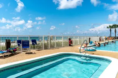 Image de 2eme Nouveau Condo Beachfront Dans Pcb! (100% Non Fumeur)
