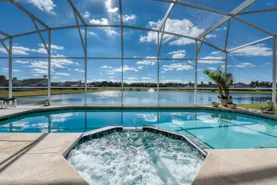 Image de Spectaculaire vue sur le lac + Sud face Ă la piscine / spa + salle de jeux Awesome * Disney close
