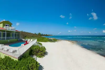 Image de 4 chambres / piscine privée, front de mer-Retraite familiale -Parrot-ise par CaymanVacation
