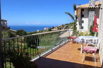 Image de Magnifique vue depuis la terrasse surplombant la vallée jusqu'à la mer