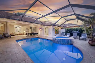 Image de Tivoli Oasis - Boutique Luxury Pool / Spa House w Canal view in Central Naples