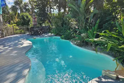 Image de Nouvellement rénové Island Pool Home Août spécial 1500 $ / semaine