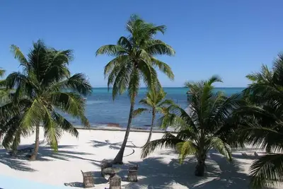 Image de B2 🌴 Plaisir en famille dans la piscine 😎 et sur la plage! 🇧🇿