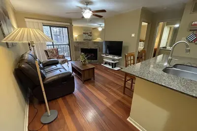 Image de Condo relaxant dans un complexe calme et fermé près du domaine, lit king, 10 minutes du centre-ville