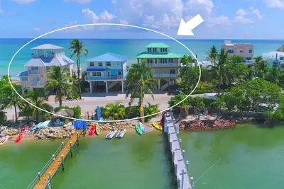 Image de 3 maisons de plage côte à côte en Floride; 50 couchages. Sur la plage! Quais privés et bains à remous