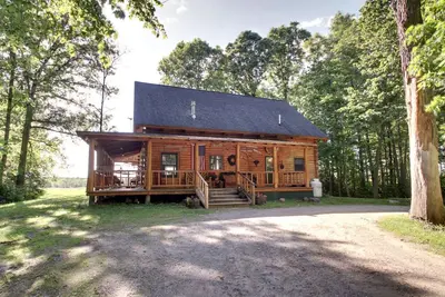 Image de Authentique cabane en rondins amusant d'automne! Et bain à remous, près du lac avec vue sur la montagne
