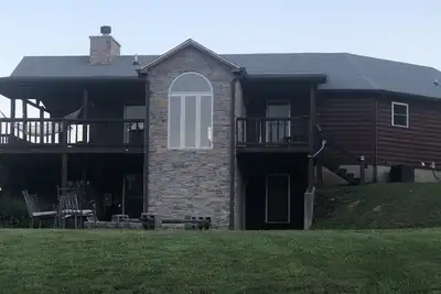 Image de Ferme équestre en rondins près des grottes de Mammoth / ncm Motorsports / corvettes