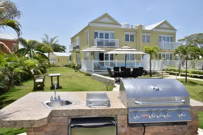 Image de Negril 2, face à l'océan, plage, piscine Wifi gratuit, A / C, cuisine extérieure, bain à remous.