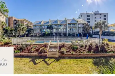 Image de Belle maison de ville - côté plage de 30a, accès à la plage privée et une vue sur la piscine
