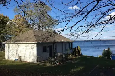 Image de Vue sur le lac incroyable / 100ft plage privée / bain à remous / Wine Trail / Animaux de compagnie / Seneca West Side