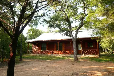 Image de Trinity Trails: Lone Star Cabin dans 6 acres sur le lac Aquilla