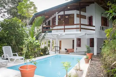 Image de Évasion exotique à la maison de la forêt tropicale avec piscine, fermée, <10 min de la plage, WiFi / Ac