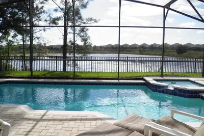 Image de Fabuleuse vue sur le lac / piscine orientée au sud Accueil | Salle de jeux | 2 milles à Disney!