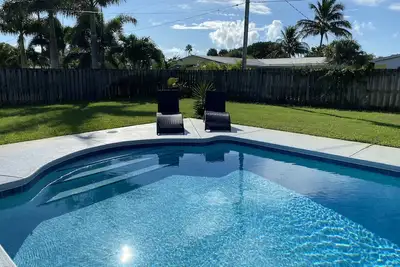 Image de Piscine à la maison et plage en face!