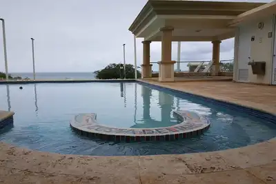 Image de Bel appartement avec vue sur l'océan et situé en face de la piscine Plage en face