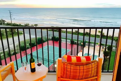 Image de Vue spectaculaire sur l'océan au 6ème étage depuis toutes les chambres, accès facile à la plage, piscine chauffée