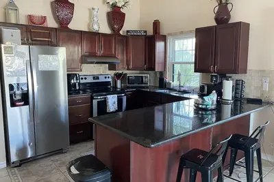 Image de Immense condo au bord de l'eau avec piscine