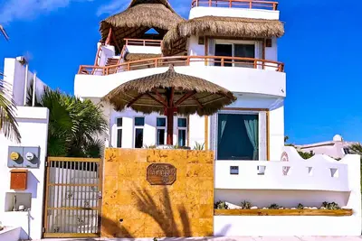 Image de Maison au bord de l'océan des Caraïbes, piscine privée, zone de divertissement éclairée sur le toit