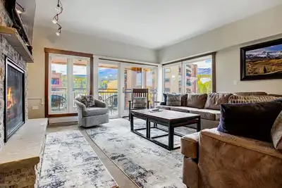 Image de Brighthaus Villa \"Village\" de luxe en ville, vue imprenable sur les pistes