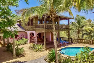 Image de Oasis privé familial avec vue sur l'océan et piscine. Proche de tout.