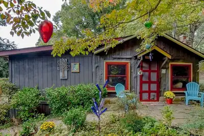 Image de Sweet Cabin In The Woods, à 10 min d'Ashvl. Une retraite d'artiste confortable avec un joli jardin