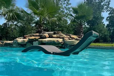 Image de Bienvenue dans votre belle propriété! Piscine, bain à remous, ruisseau sur 10 acres privés clôturés