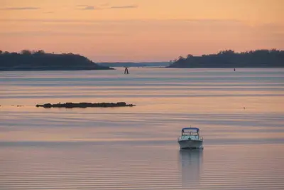 Image de Propriété riveraine. Meilleurs prix. Plage Kayaks Boston et vue sur l'eau
