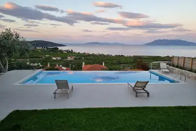 Image de Villa avec piscine et vue imprenable sur la mer