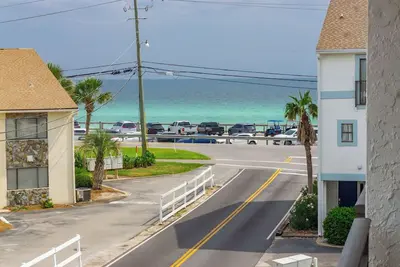Image de Spéciaux d'août! Vues dégagées sur le golfe! Plage à travers la rue! 2 vélos, piscine sur place