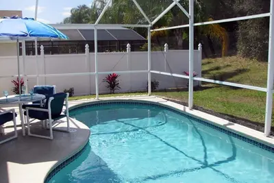 Image de ** Grand Emplacement ** - Arrière privé boisé - Piscine privée - ** Meilleurs Prix **