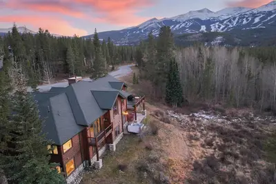 Image de Moosehead Lodge: visite virtuelle, bain à remous, vue magnifique sur les montagnes, babyfoot