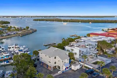 Image de Bord de l'eau Condo avec Boat Slip North