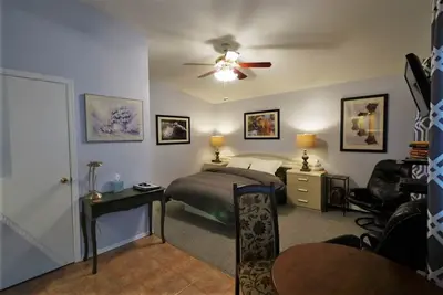 Image de Studio ensoleillé isolé. Entrée privée et patio