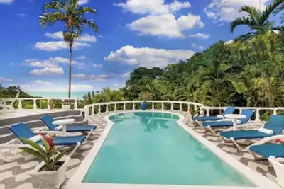 Image de Luxe PRIVÉE Grand Domaine Sleep 12 Beach Pool Jacuzzi Staff